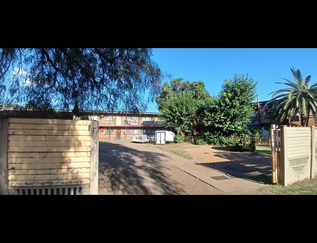2 BEDROOM FLAT FOR SALE IN VEREENIGING CENTRAL